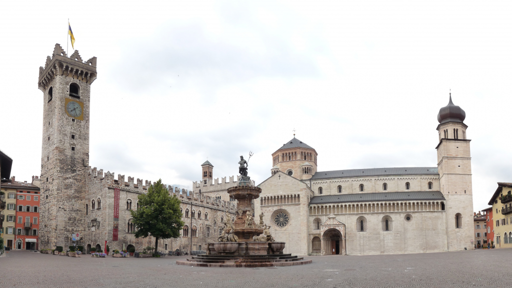 Trento - panoramica piazza del Duomo, mynt